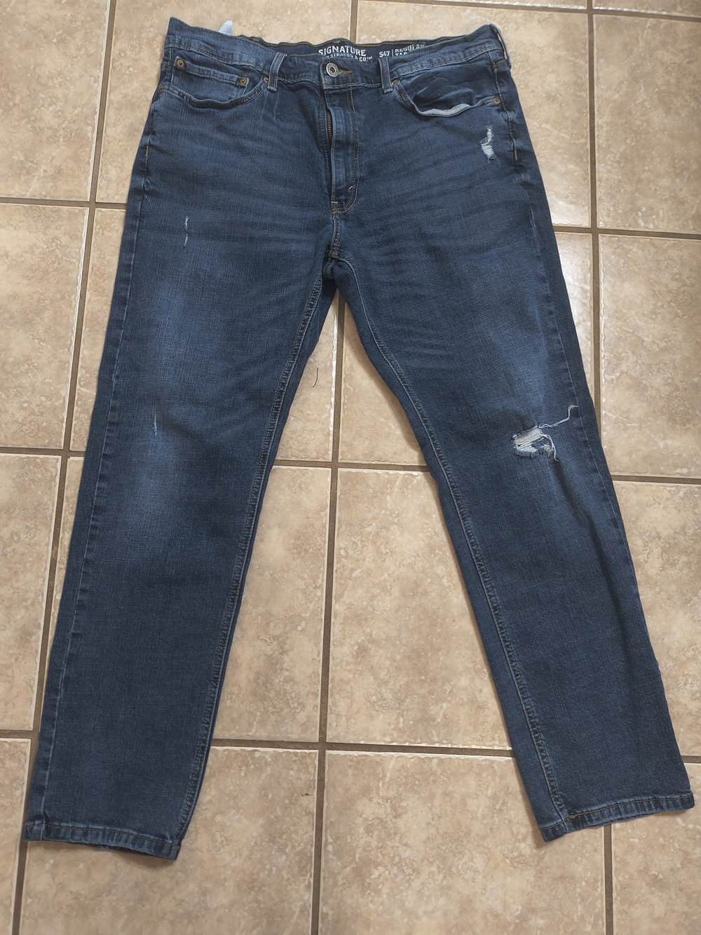 Signature by Levi Strauss Men's Straight Dark Blue Distressed Jeans